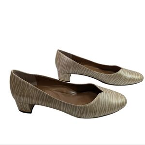 NWOB J Renee Reptile Embossed Metallic Tan Cream Comfort Low Heel Pumps Size 10